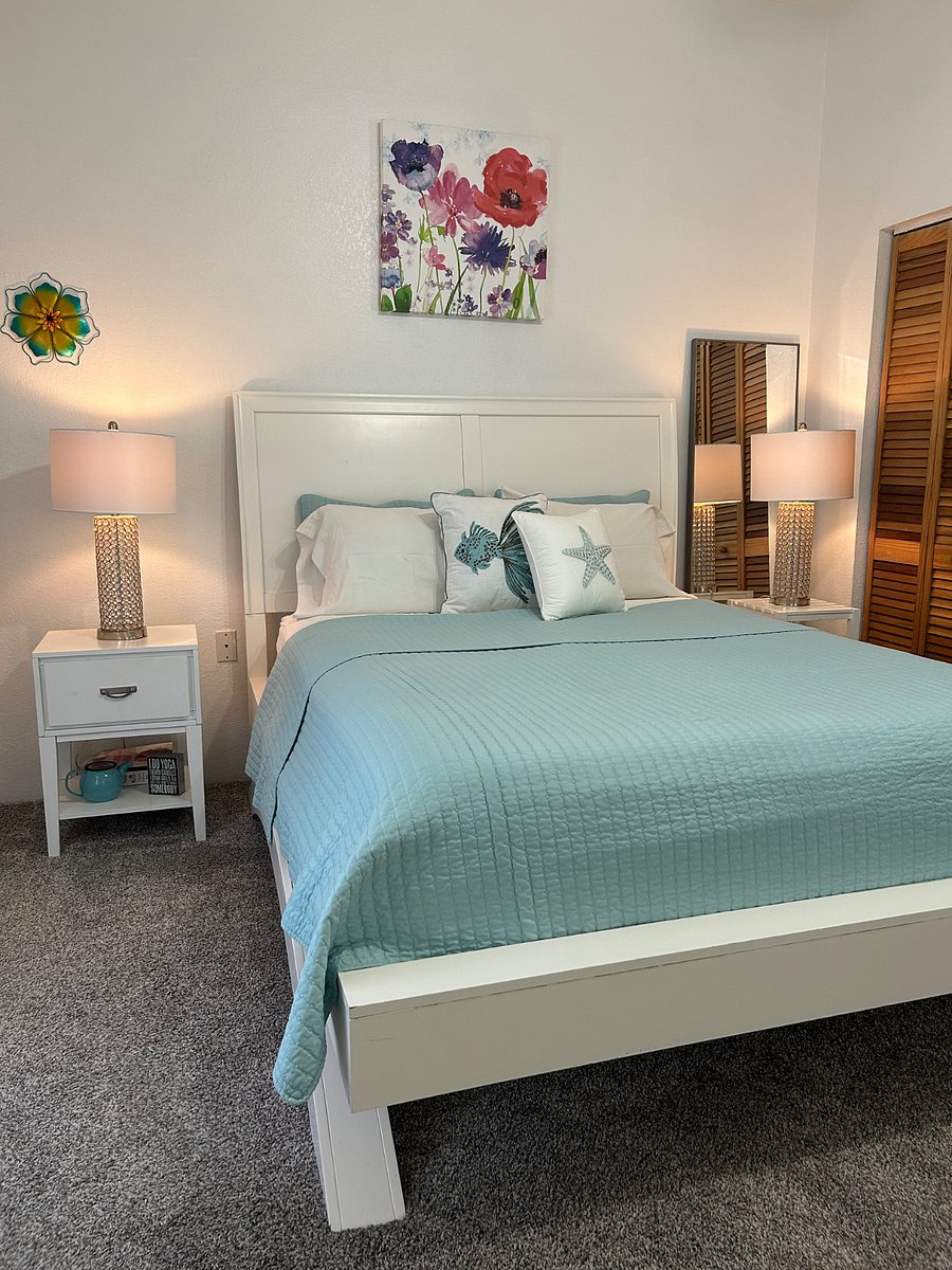 Queen bed from 1-2 people. Super comfortable mattress.