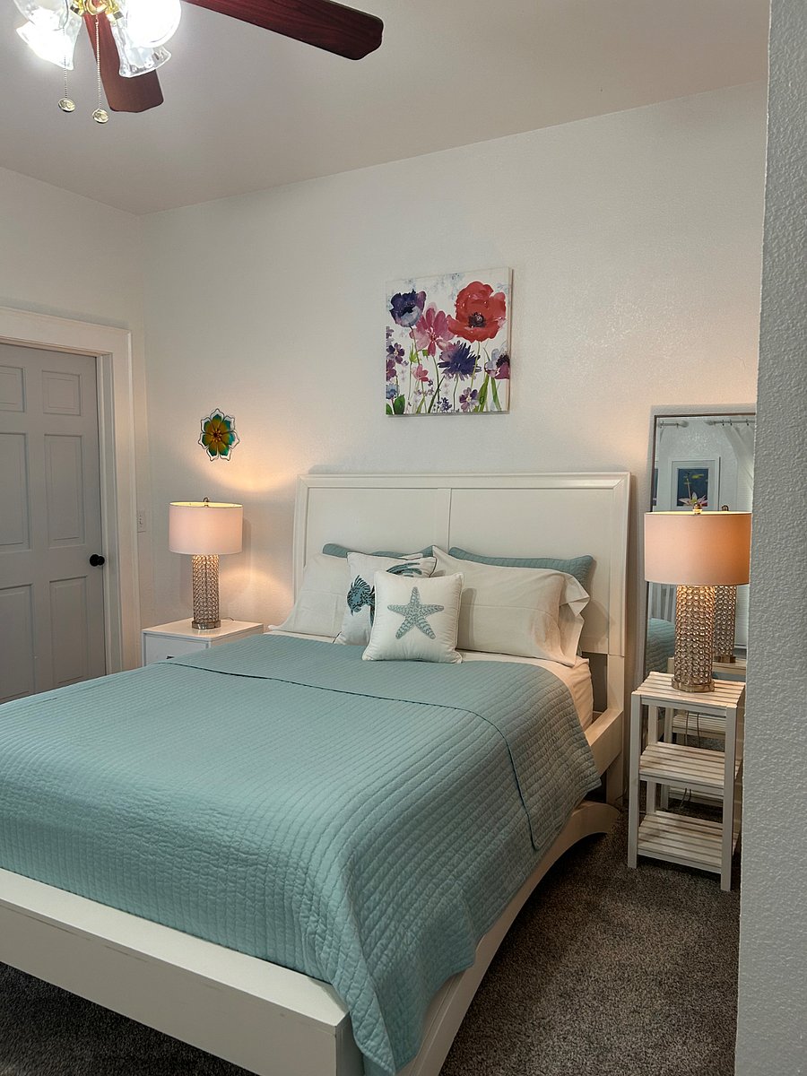 Queen bed, closet, ceiling fan.