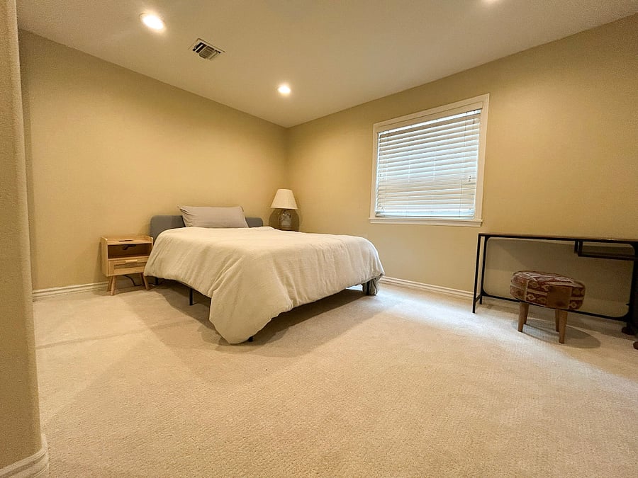 downstairs bedroom (queen bed)
