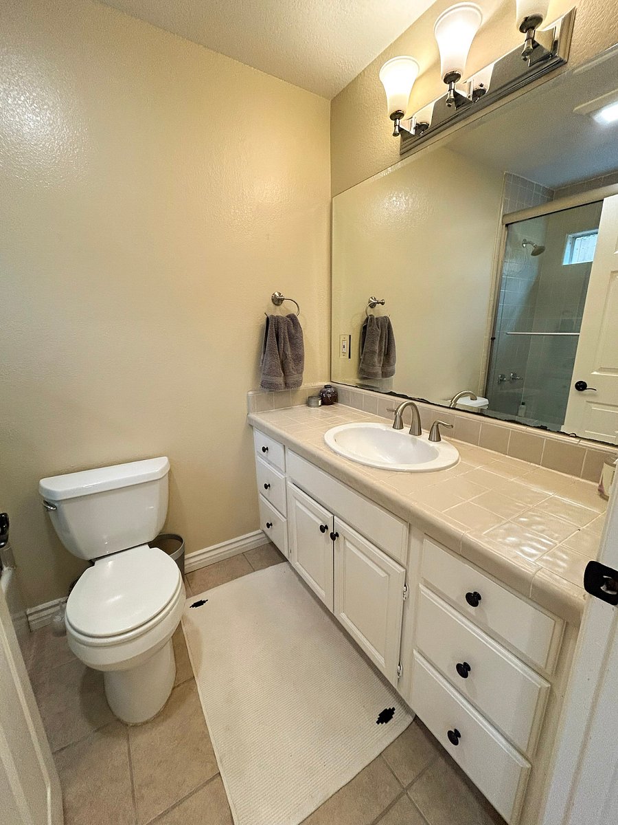 downstairs full bath (shower/tub)