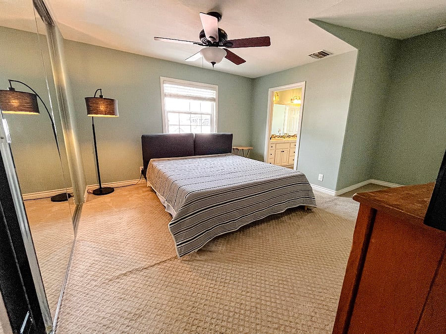 upstairs bed (king)