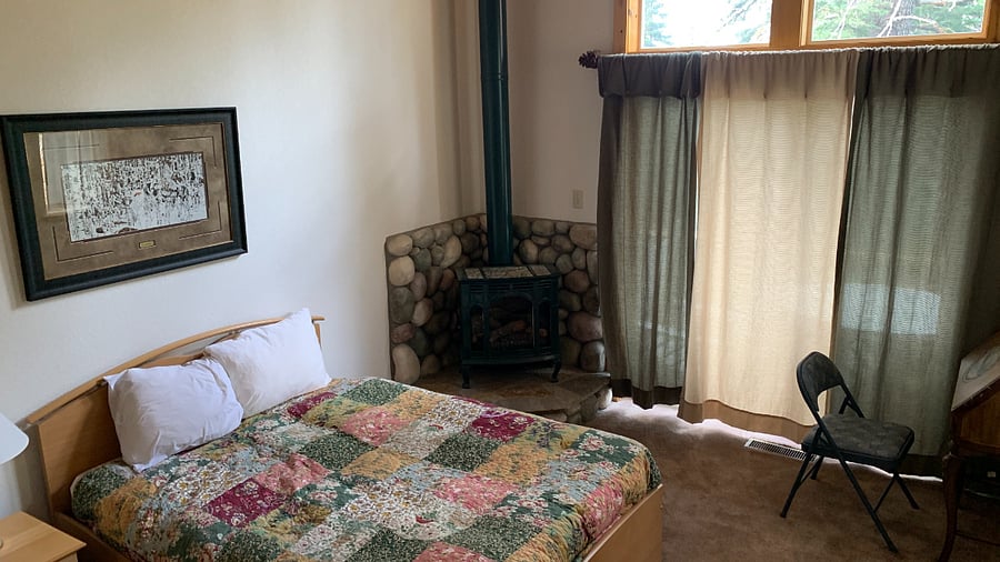 Bedroom 1: Located upstairs, with its own fireplace. 1 Full-size bed.