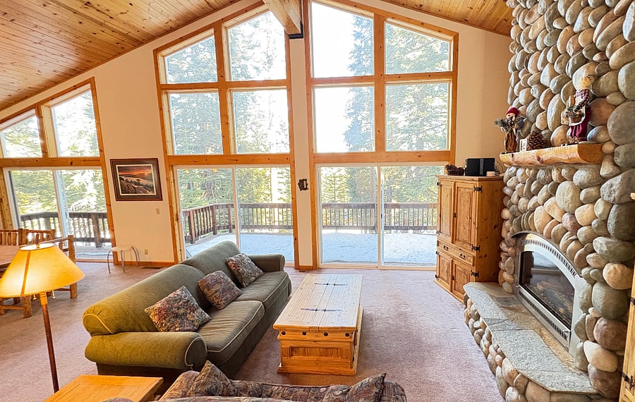 Living Room with fireplace