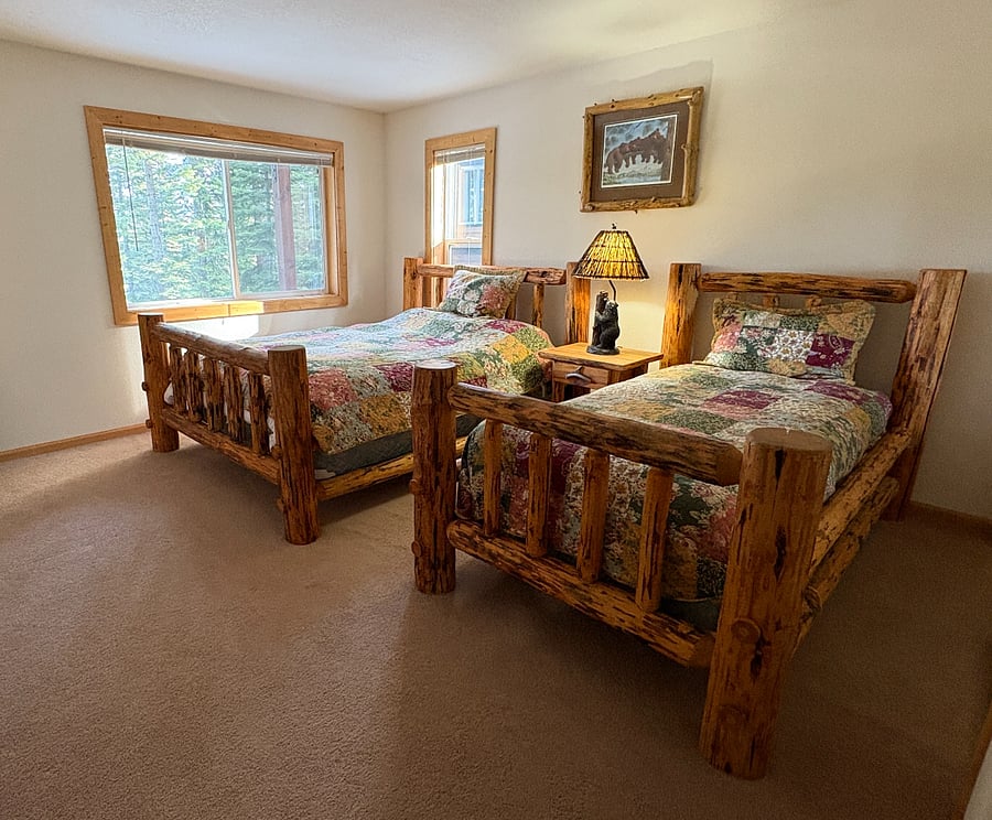 Bedroom 3: Downstairs. En-suite with 1 Queen-size bed and 1 Twin-size bed.