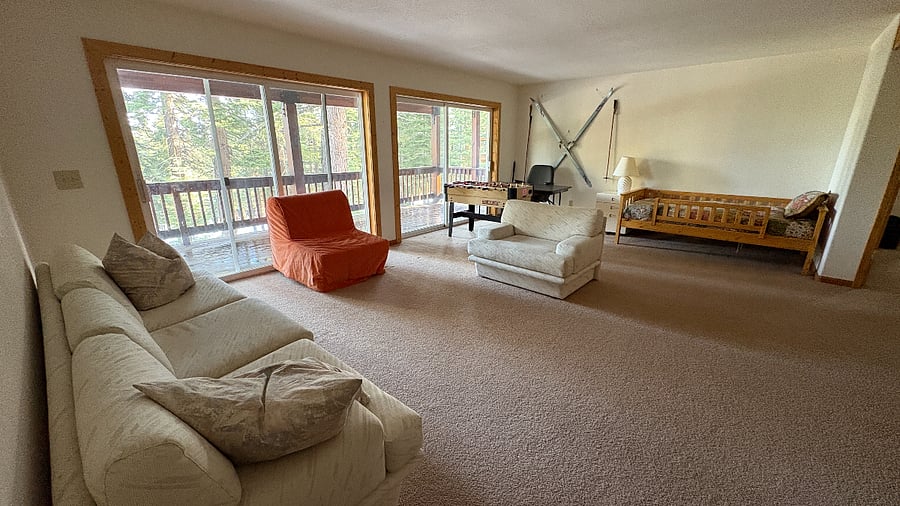 Downstairs "bonus" room for lounging, work. Extra Twin-size bed for the unexpected guest.