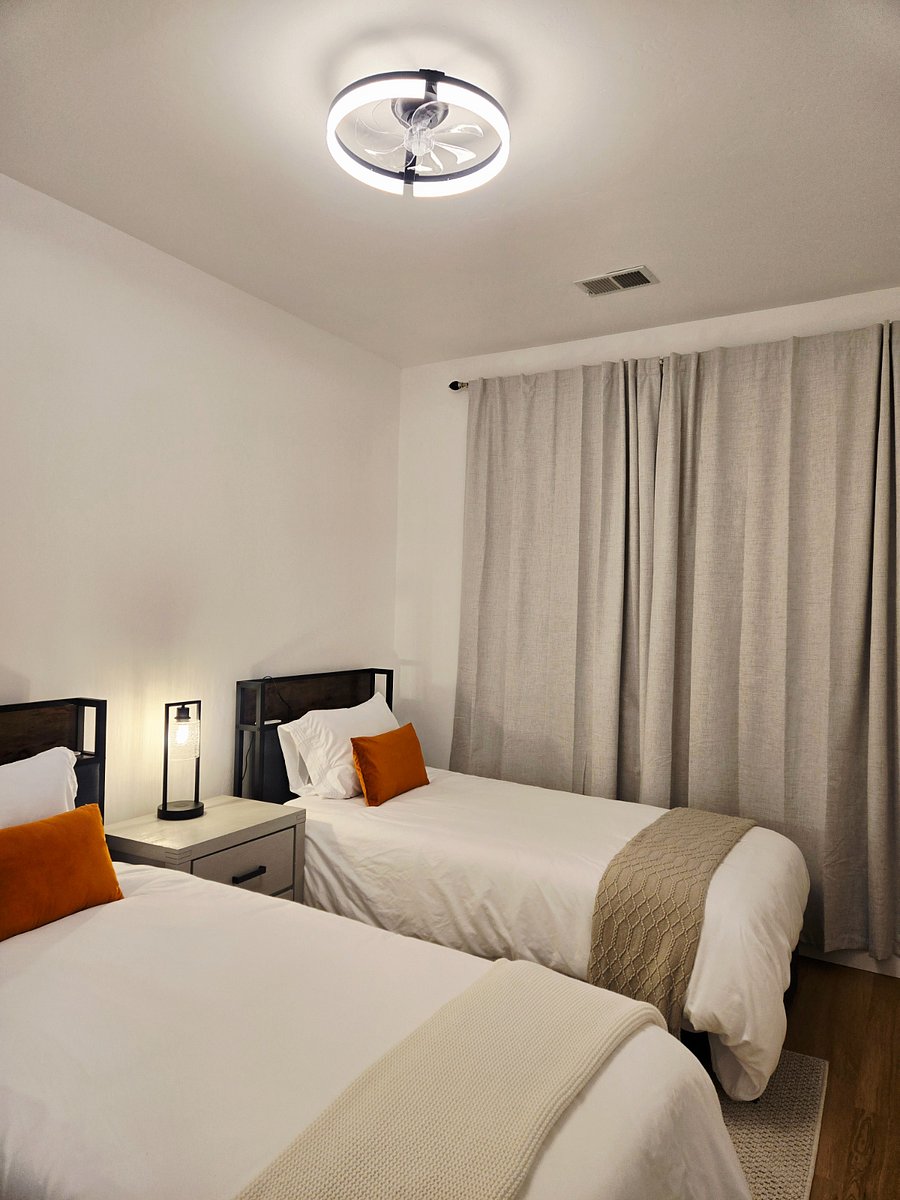 2nd bedroom with 2 twin beds