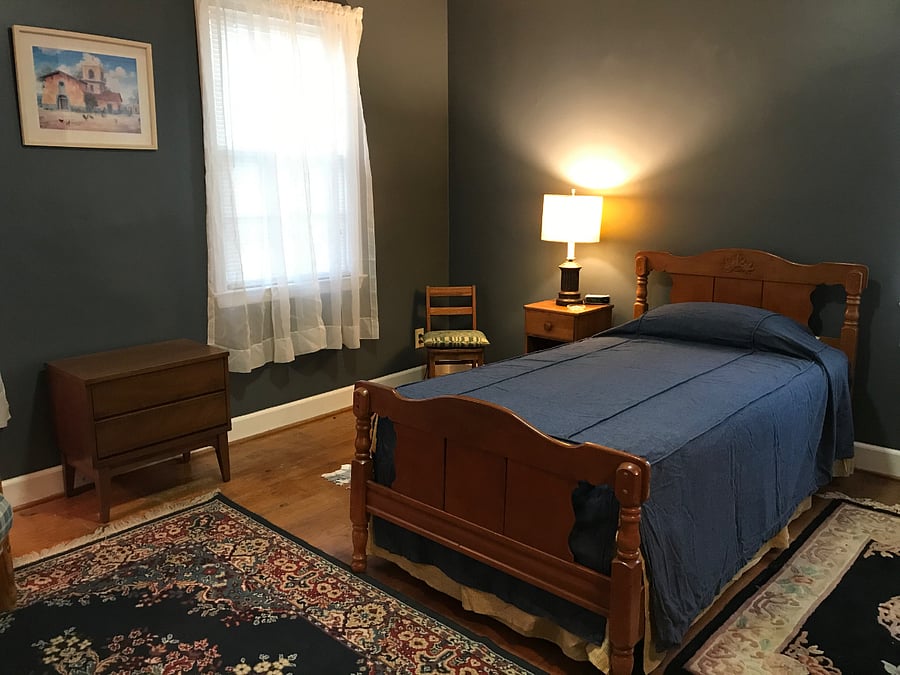 Second bedroom with twin bed