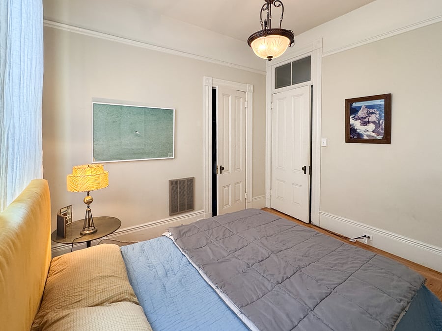 Queen bed + closet
