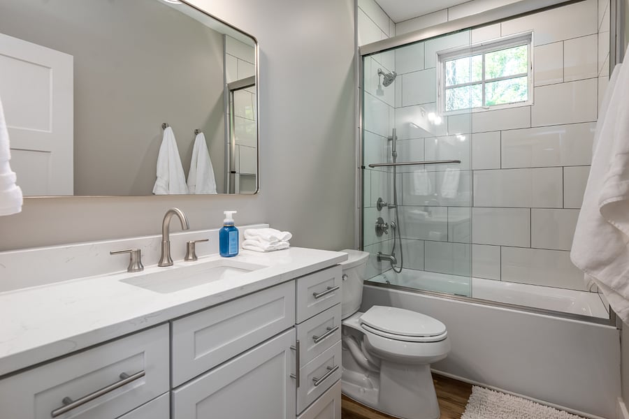 Full bathroom with tub/shower