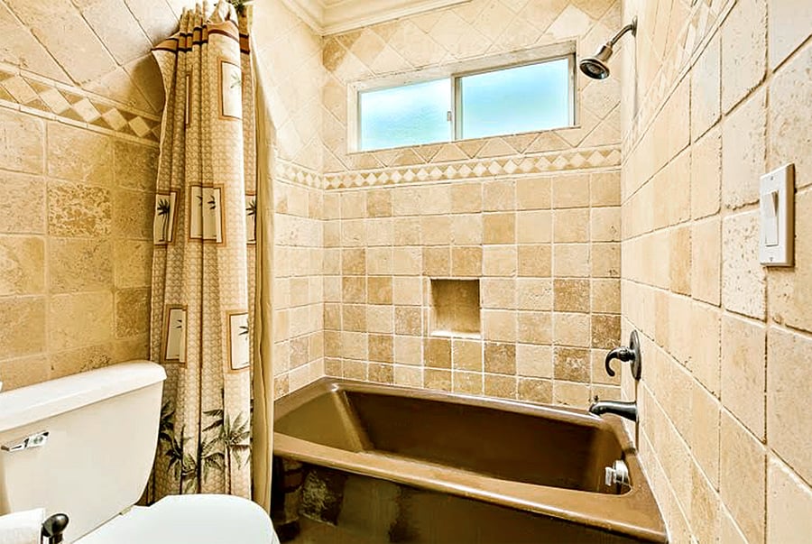 Jack 'N Jill bathroom - bathtub and shower