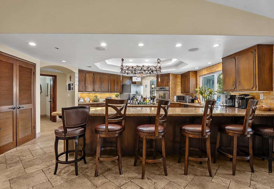 Expansive Breakfast Bar
A large breakfast bar that can seat up to 6, creating a comfortable, approachable, and conducive setting for intimate conversations and meals.