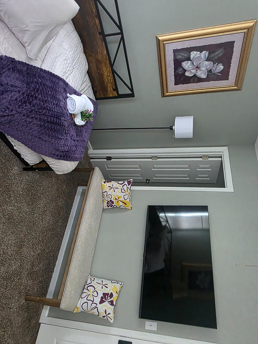 $300/wk Bedroom B - Twin Bedroom W/ computer desk and an additional bed 