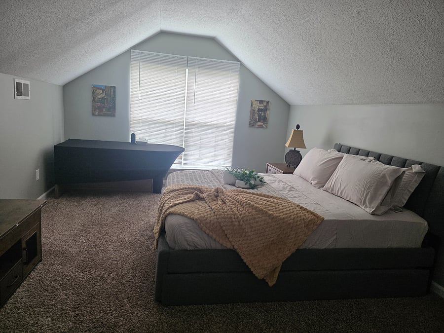 $320/wk Bedroom D - Queen bedroom W/ computer desk and an additional bed