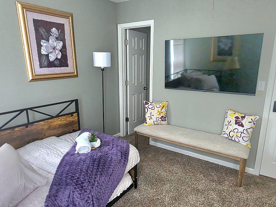 Bedroom B - Small bedroom (twin size bed)W/ computer desk and an additional twin bed (sleeps 2).