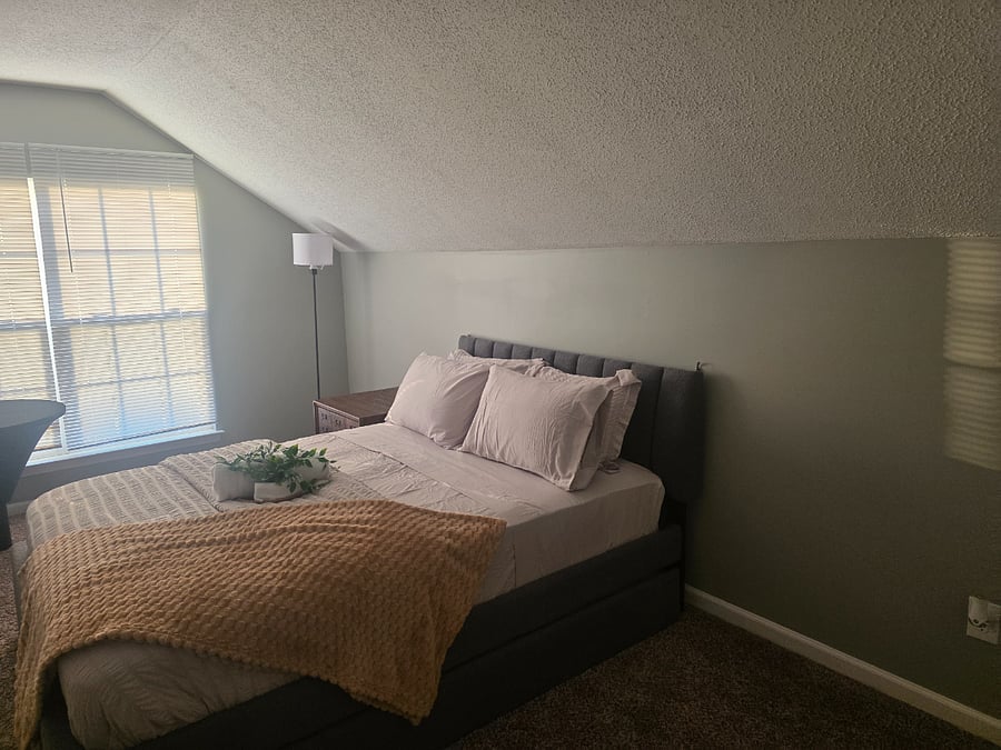 Bedroom D - Extra large bedroom (queen size bed) W/ computer desk and an additional twin bed (sleeps 3).