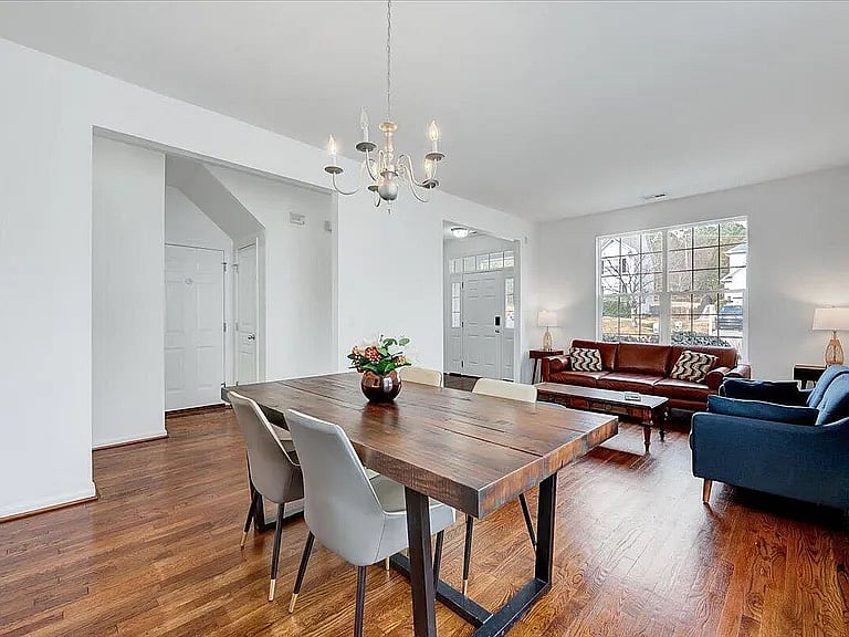 
Lovely sunlight, living room, which can be converted into study as well
