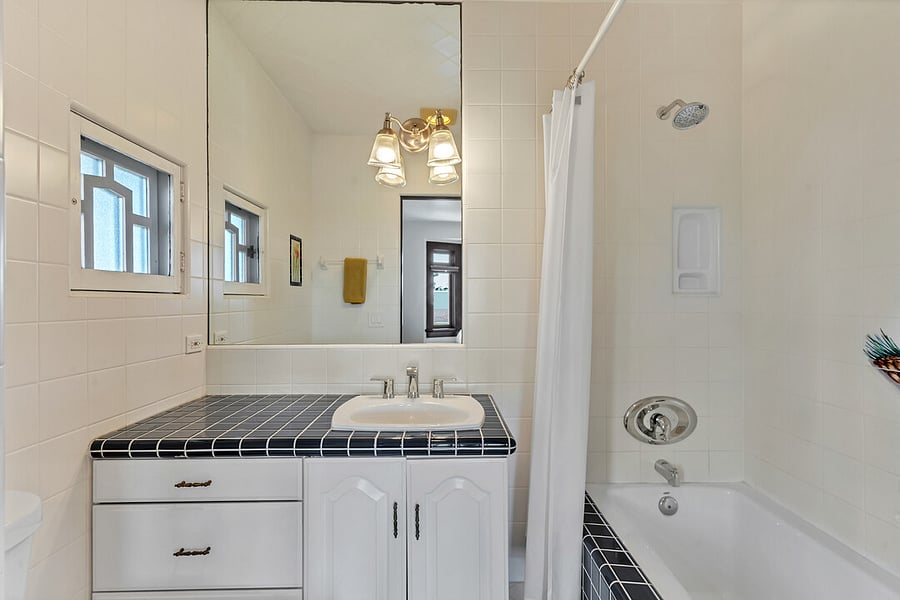 Bedroom 2 ensuite bathroom with bathtub