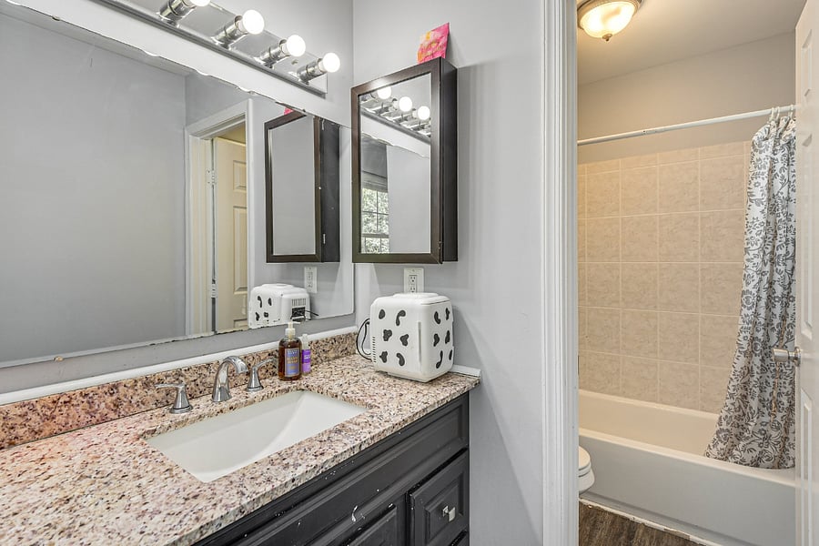Bright and well-appointed Full Bathroom 1