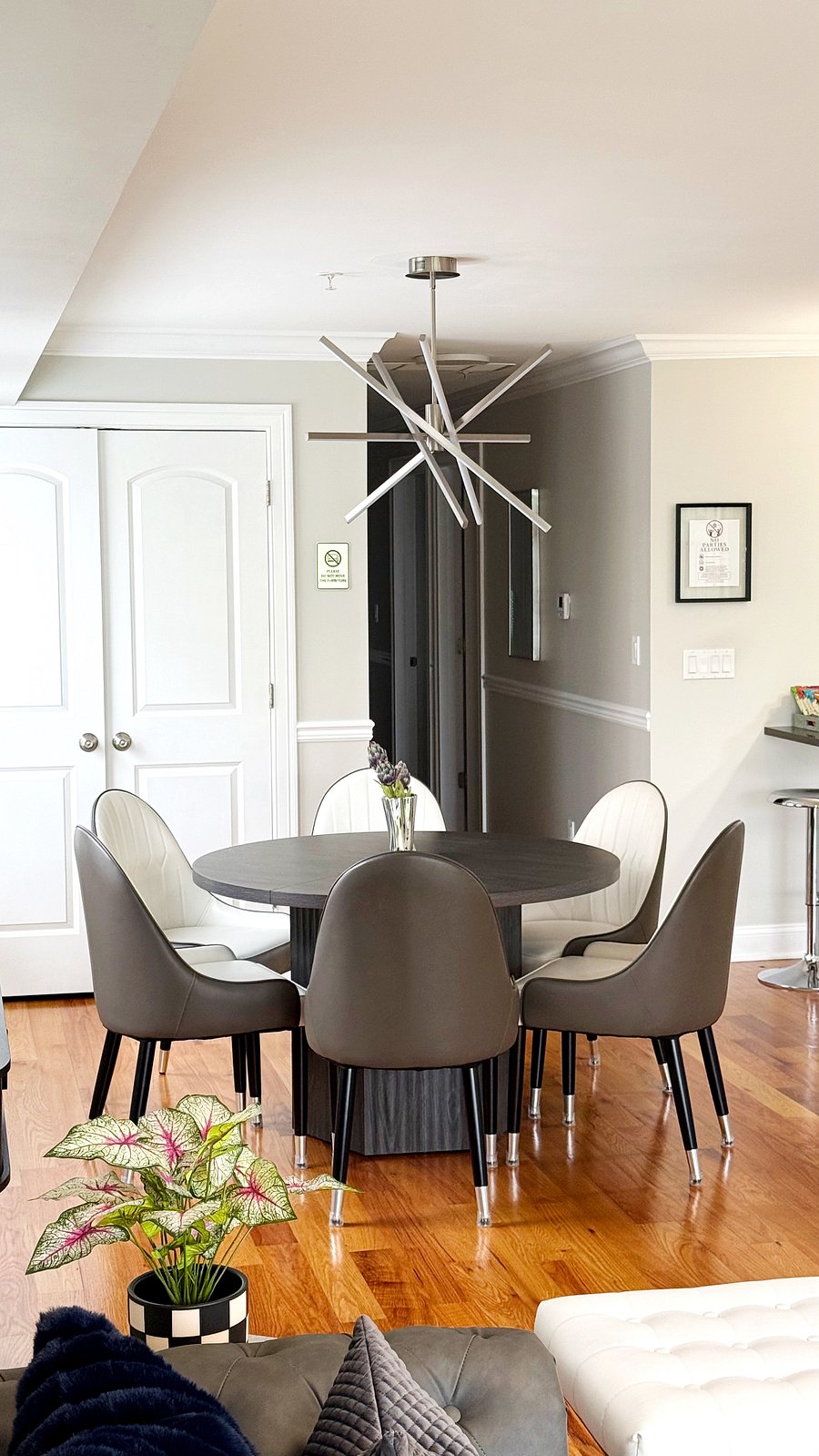 SHARED DINING ROOM