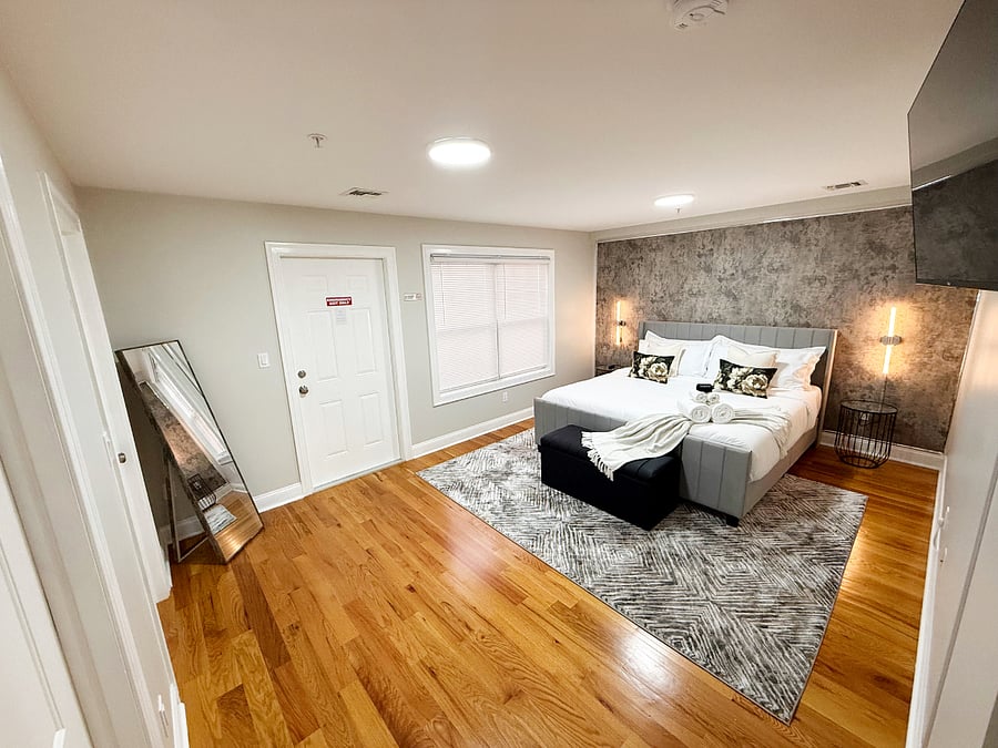( BEDROOM 1 ) KING MASTER BEDROOM EN-SUITE
