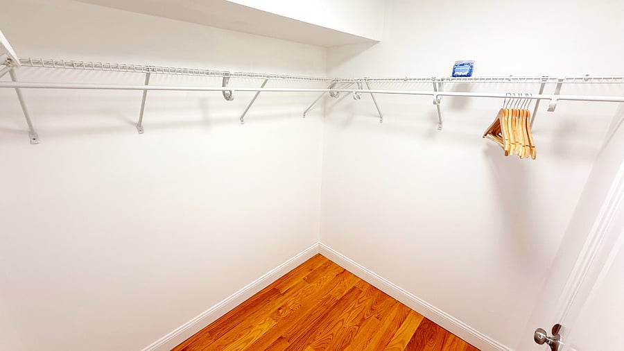 ( BEDROOM 1 ) KING BEDROOM WALKIN CLOSET