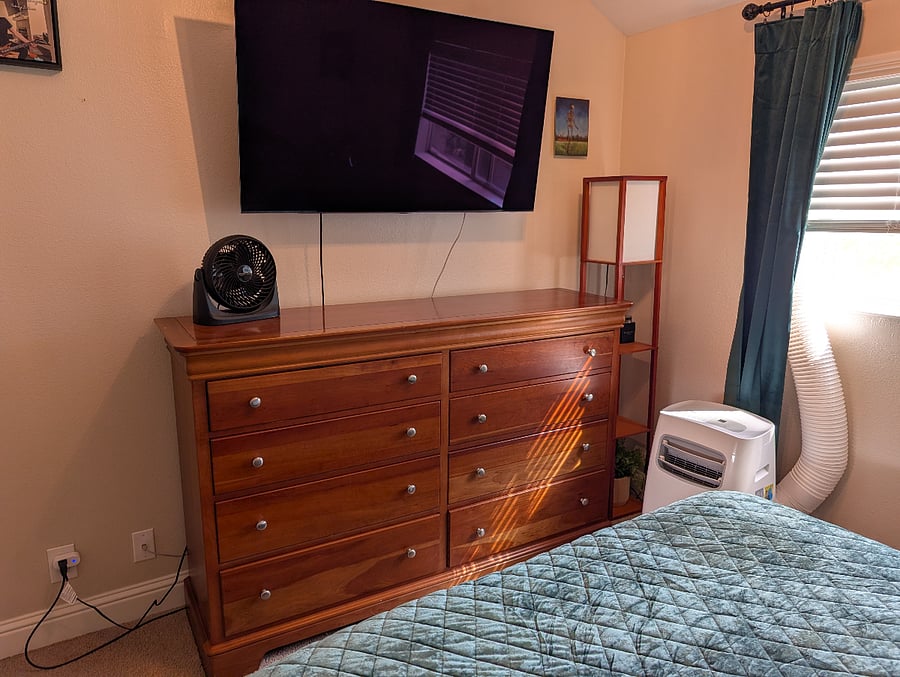 OLED TV, dresser