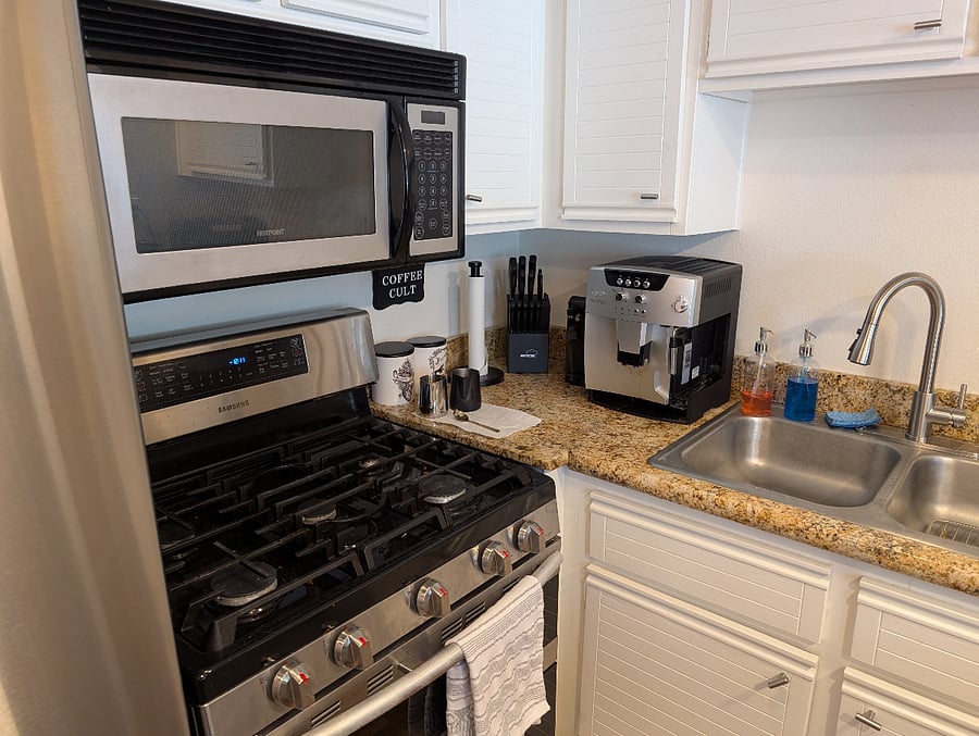 Oven, espresso machine, kitchen knives