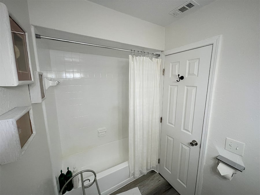 Both bathrooms are full bathrooms with a tub for visiting bubs. 