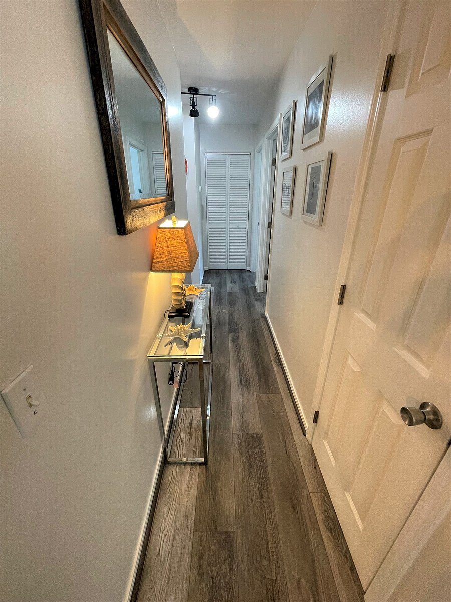 Hallway from bedrooms through to lounge and front 