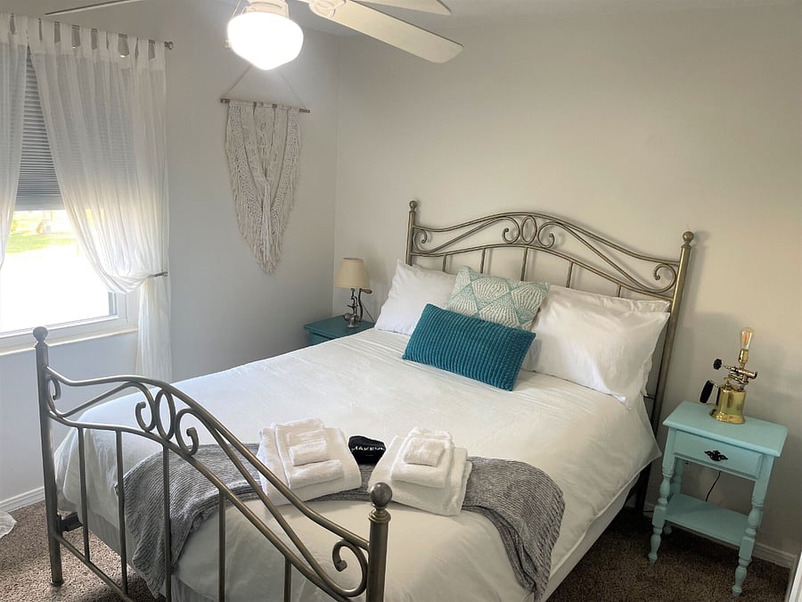 Guest bedroom with queen size bed