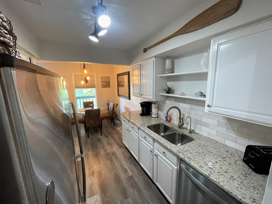 The fully equipped kitchen is ready for you. 