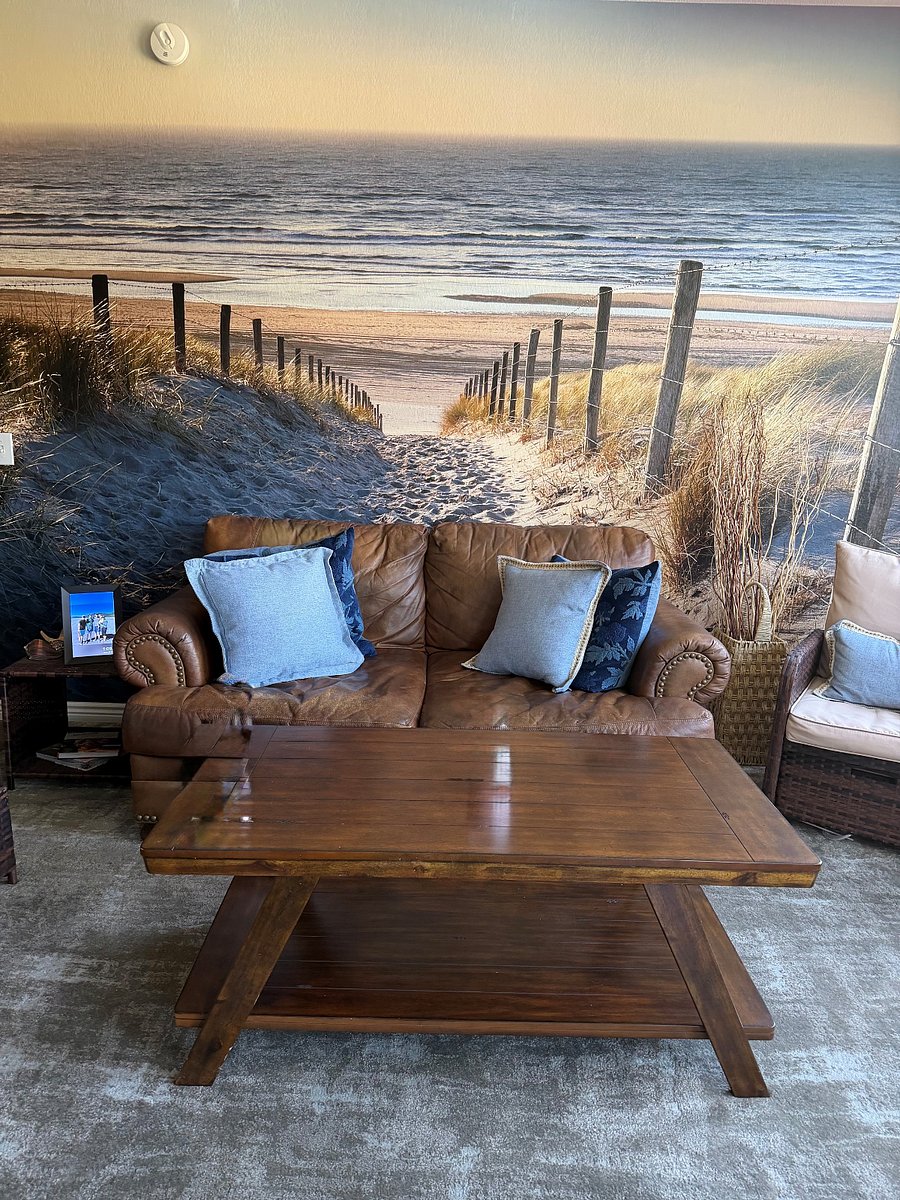 Living Room full-wall beach mural and sitting area