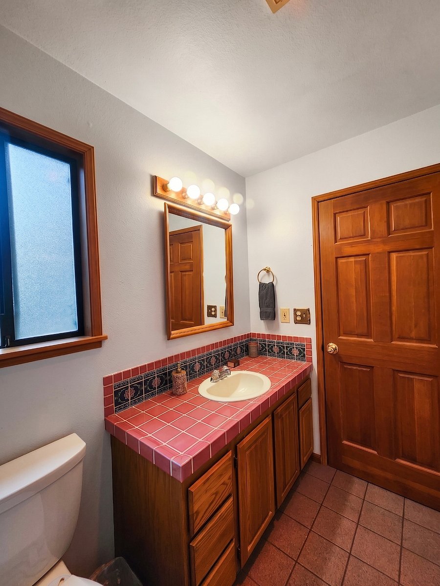 Bathroom 1 (Attached to Bedroom 1)