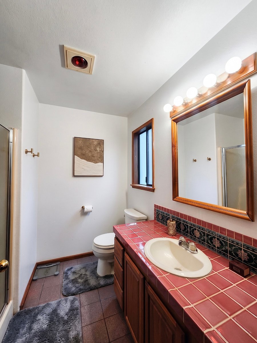 Bathroom 1 (Attached to Bedroom 1)