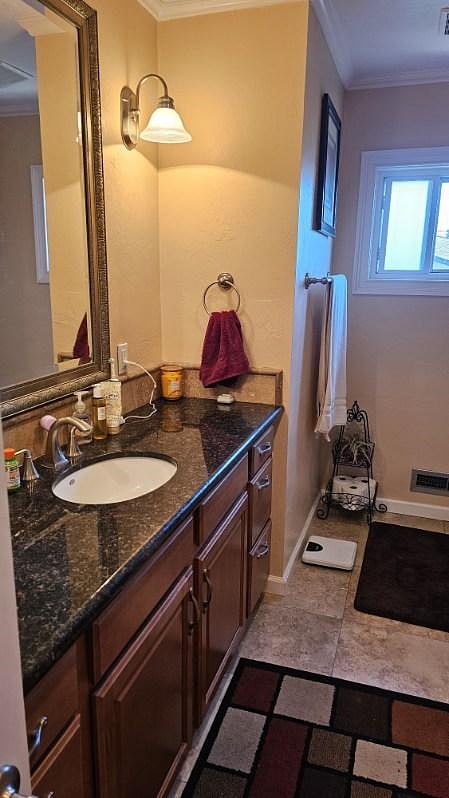 Full Bathroom #2 in the hallway.