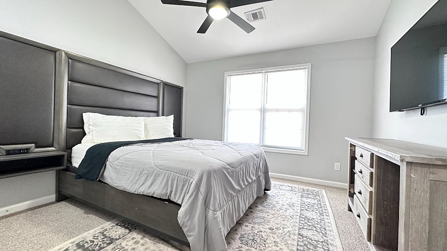 Bedroom 4 / Queen Bed