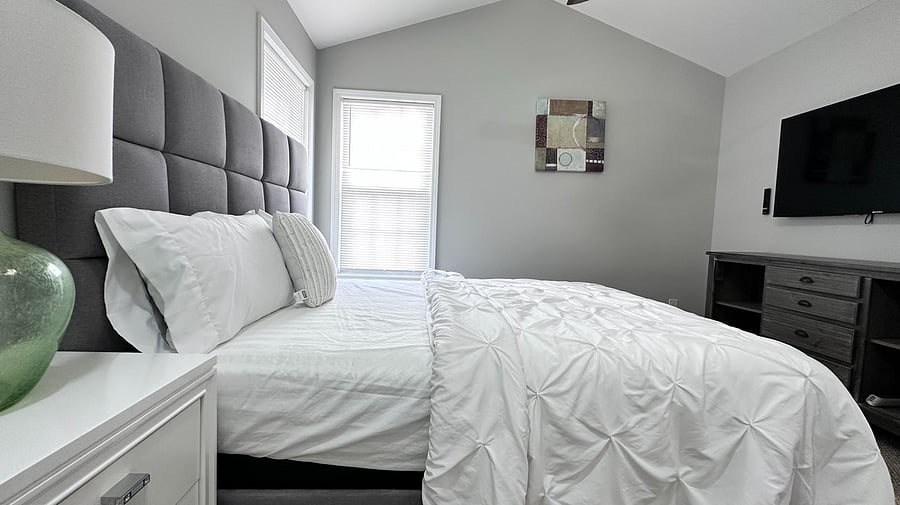 Bedroom 2/ Queen Bed