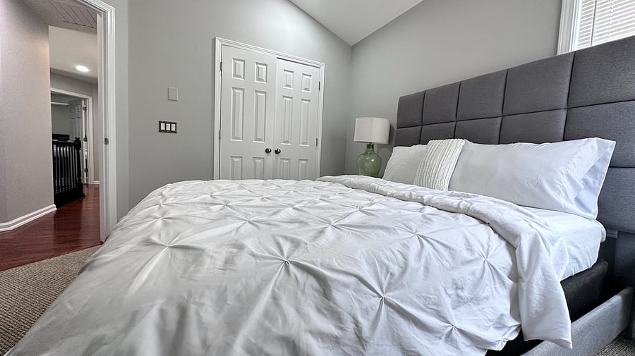 Bedroom 2 / Queen Bed
