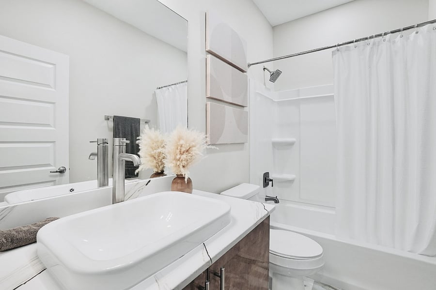 2nd  full bathroom with a tub