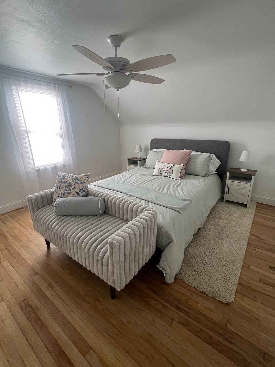 Bedroom w/storage bench