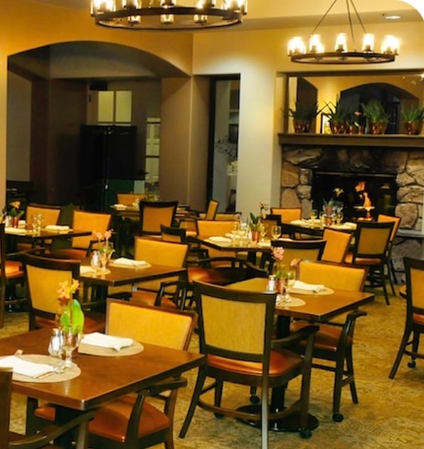 Restaurant dining and a clubhouse/bar