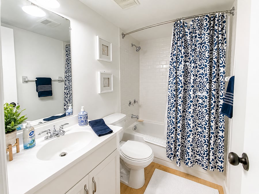Second bathroom with tub