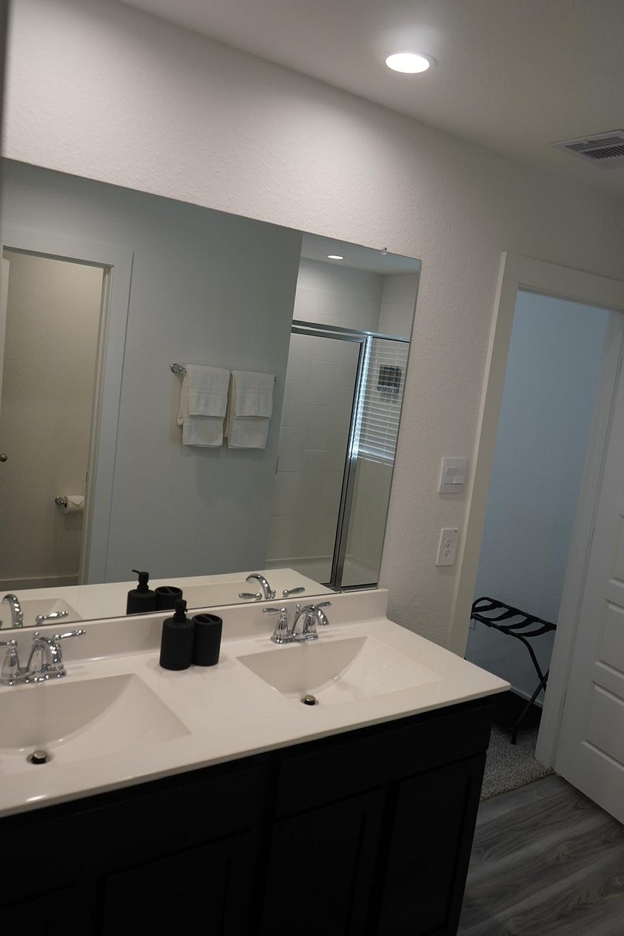 Full bathroom in master bedroom 