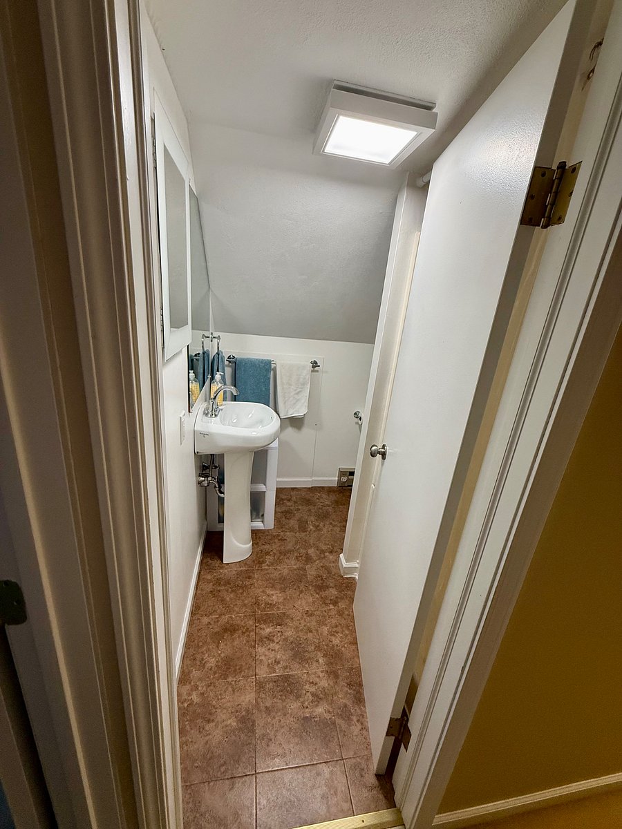 Upstairs full bathroom