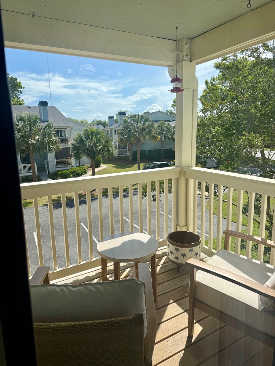 Balcony with seating for 2