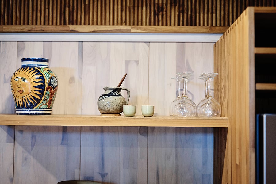 Sweet built-ins: open kitchen shelves and cabinets