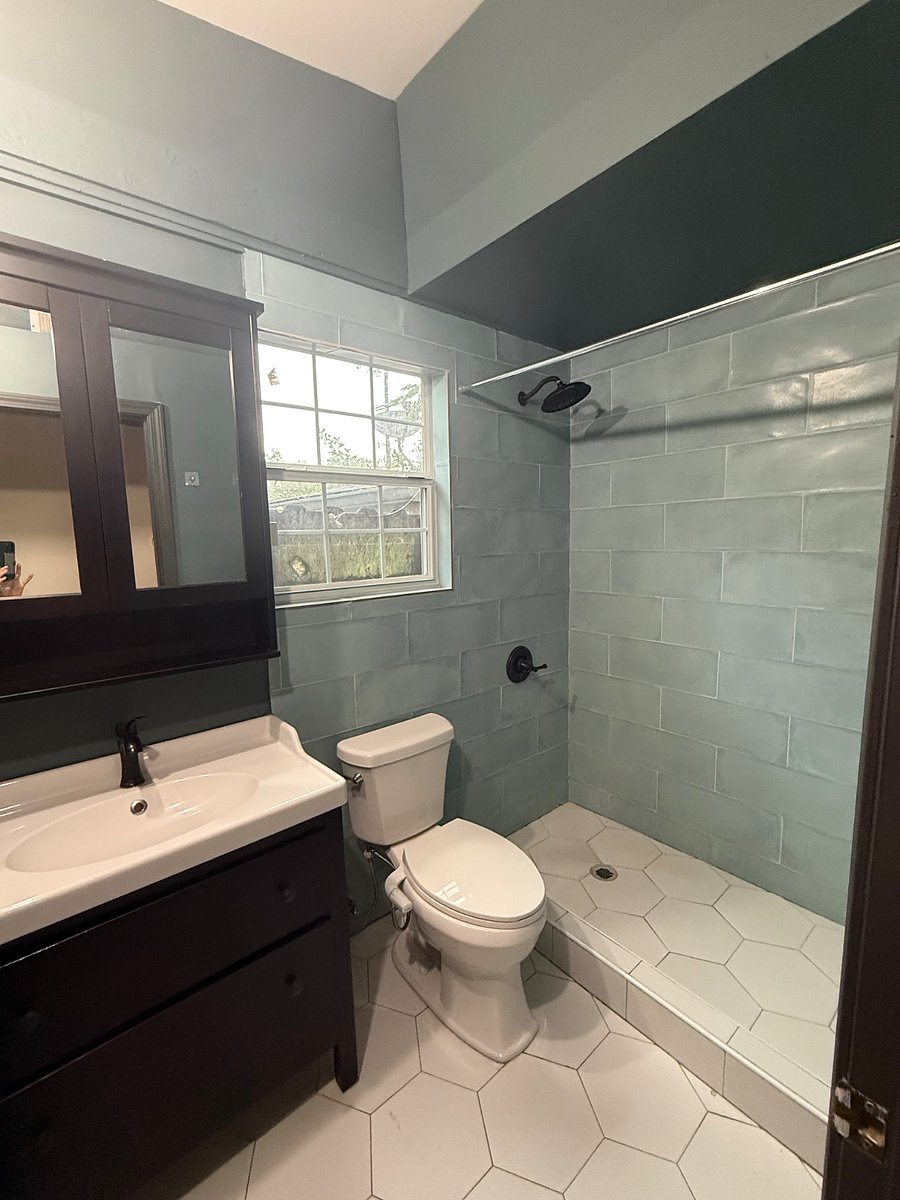 bath right next to main bedroom