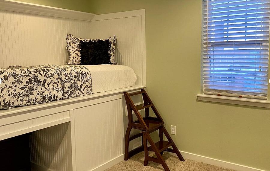 Guest room on the second floor with 2 twin beds