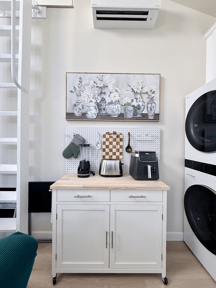 Fully stocked kitchen and airfryer included.