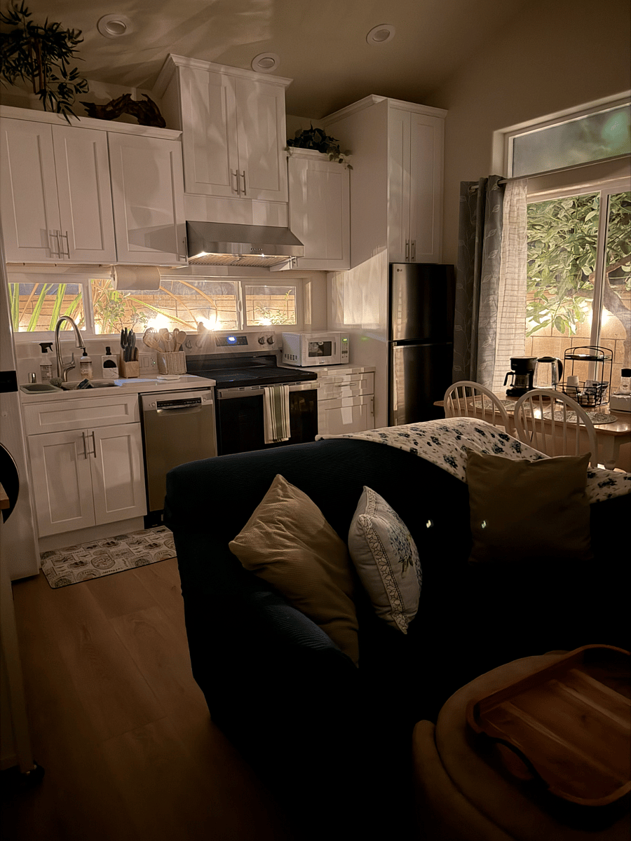 Beautiful peripheral lighting. Can be dimmed.